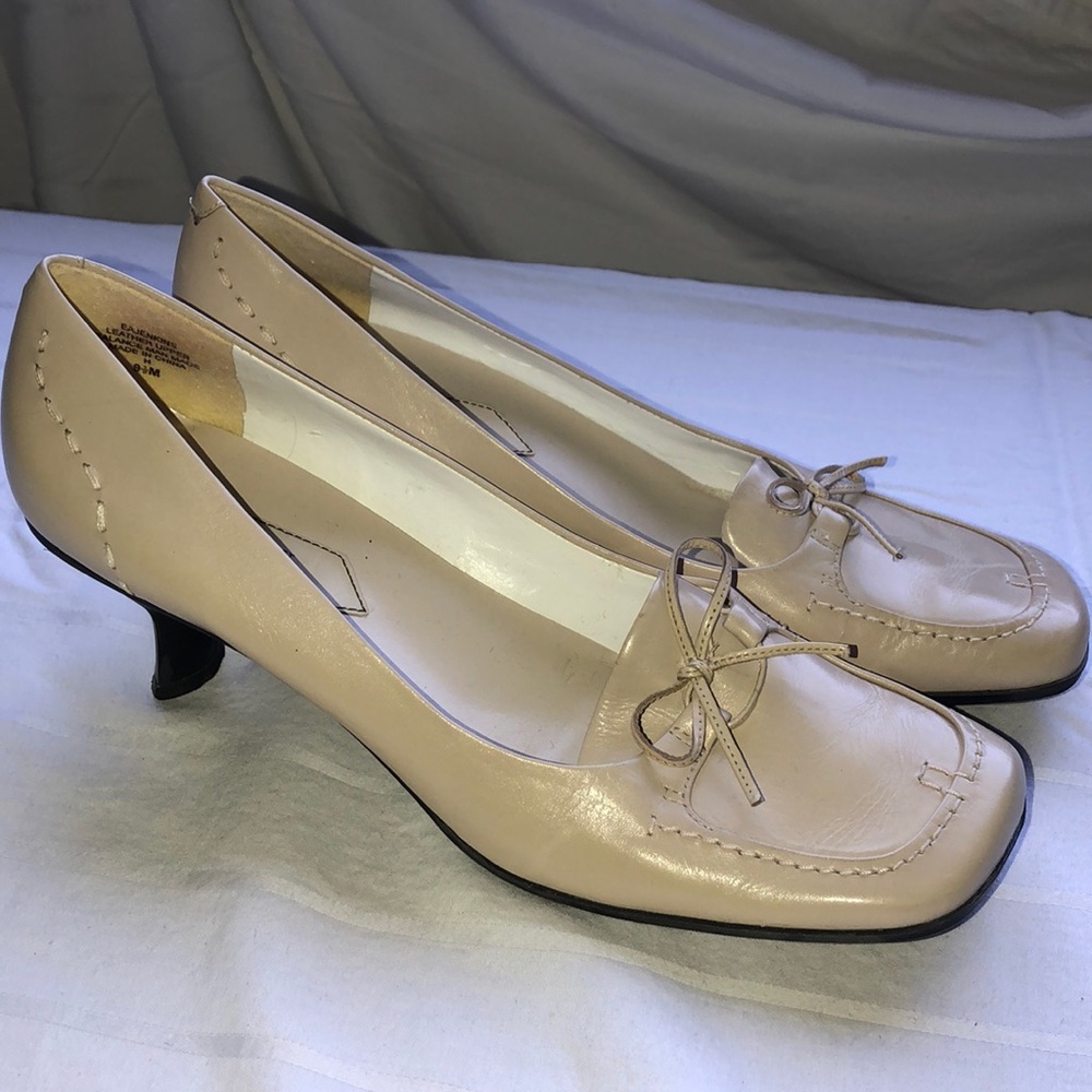 Enzo beige pumps with cute bow & stitching detail